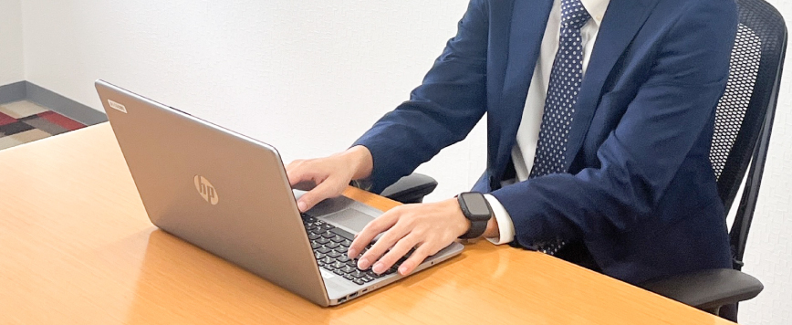 従業員がPCで作業している様子