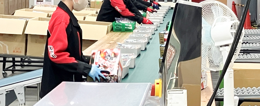 従業員が工場で作業している様子